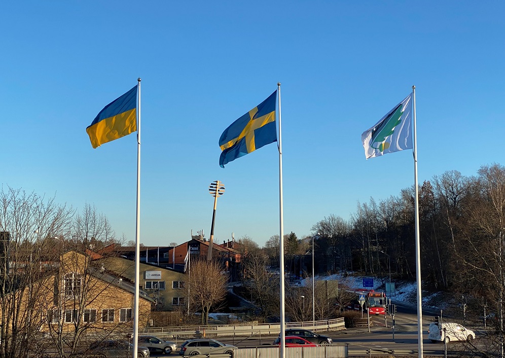 Ukrainas flagga, Sveriges flagga, Ekerö kommuns flagga