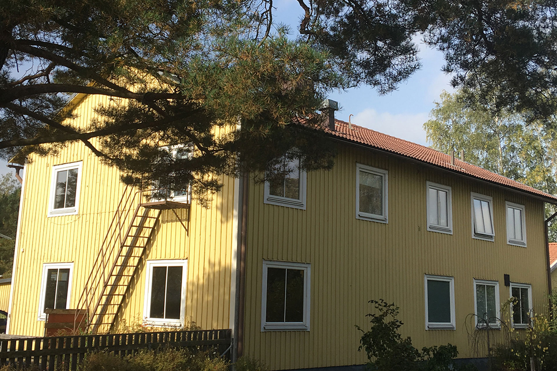 Stamvägens förskola. En stor, gul villa.
