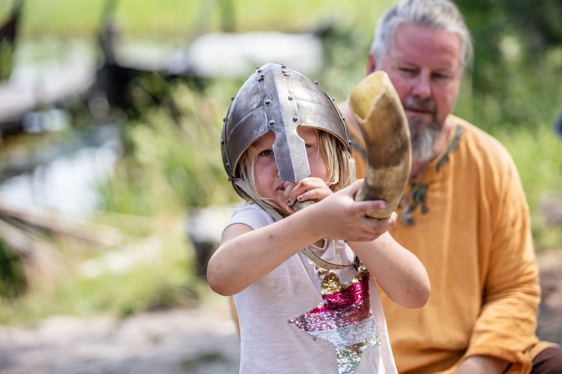 Ett barn som stöter i ett horn. Foto: Claes Helander.