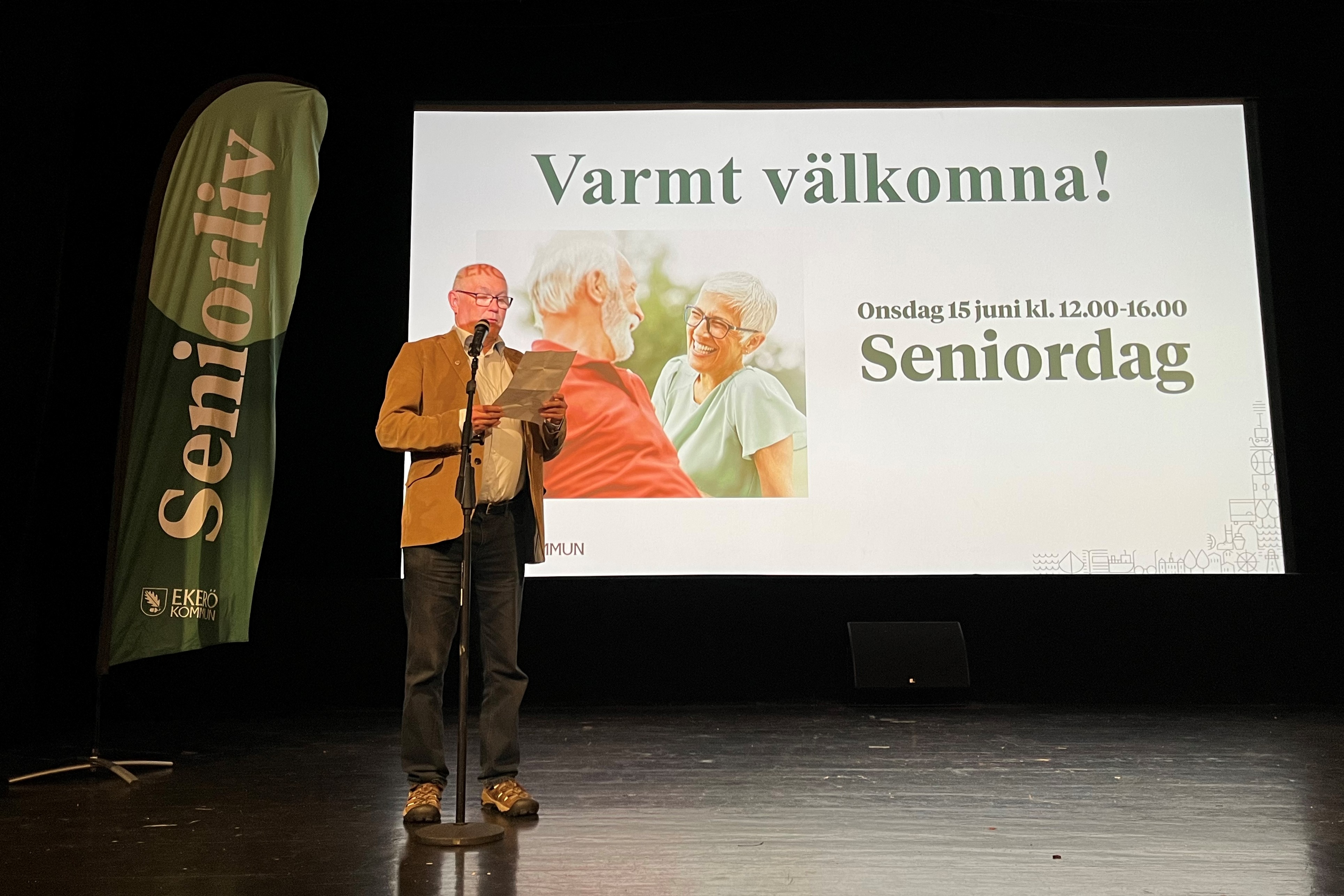 Socialnämndens ordförande Kjell Öhrström håller tal på scenen.