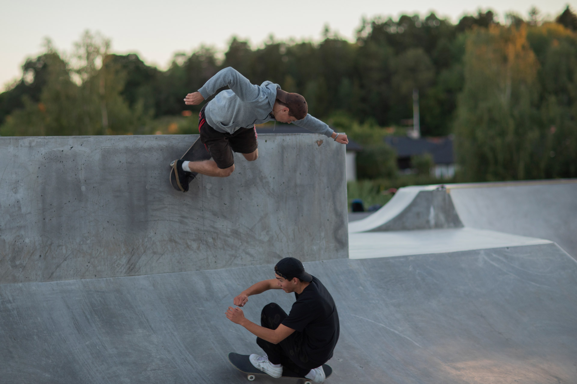 Två personer som åker skateboard i Ekebyhovs skatepark.