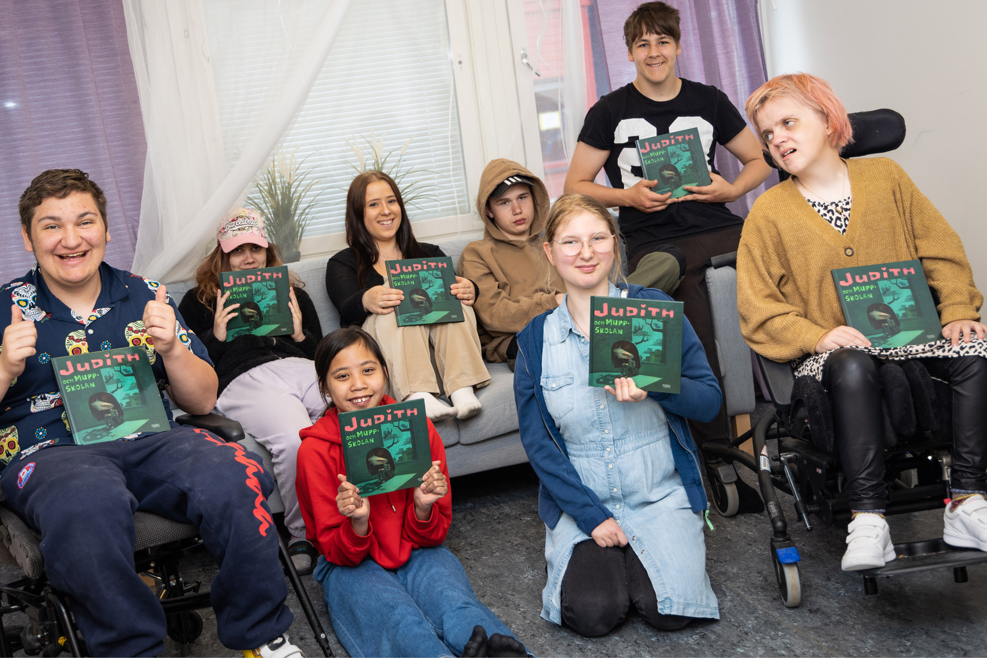 Elever från Ekebyhovs grundsärskola som varit med och skrivit boken "Judith och muppskolan".