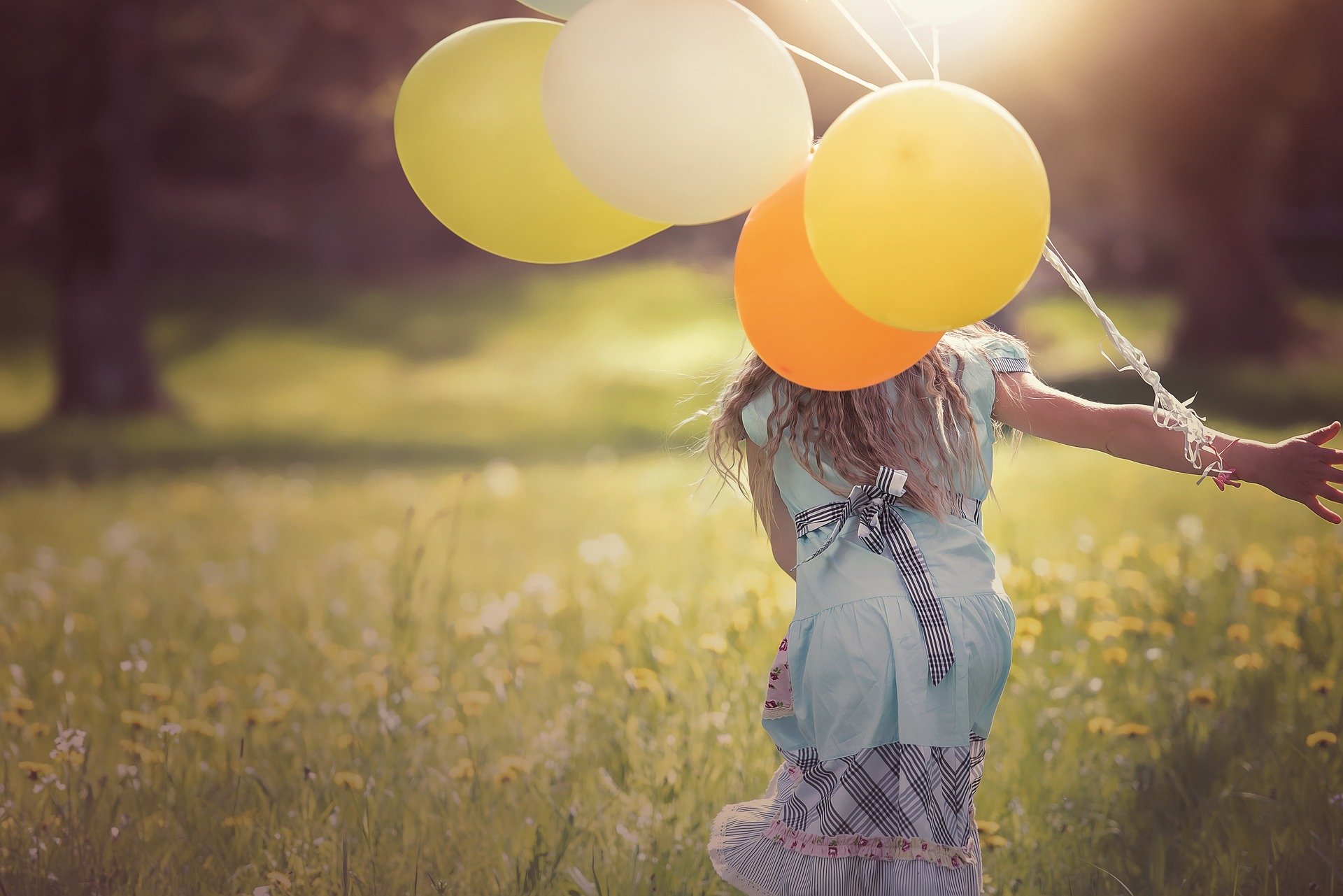 Barn som springer med ballonger.