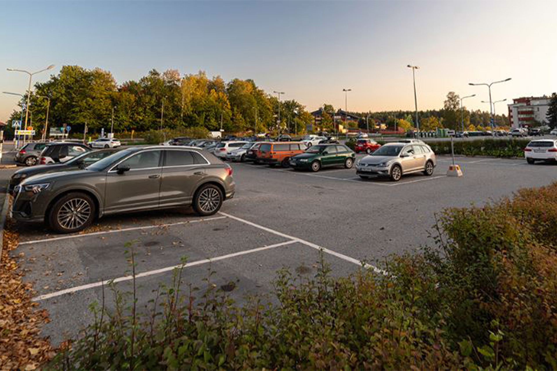 En stor infartsparkering vid Tappström. Flera bilar står parkerade.