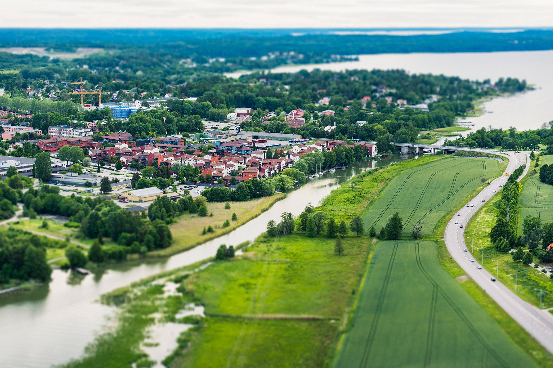 Flygfoto över Ekerö centrum med Mälaren i bakgrunden.