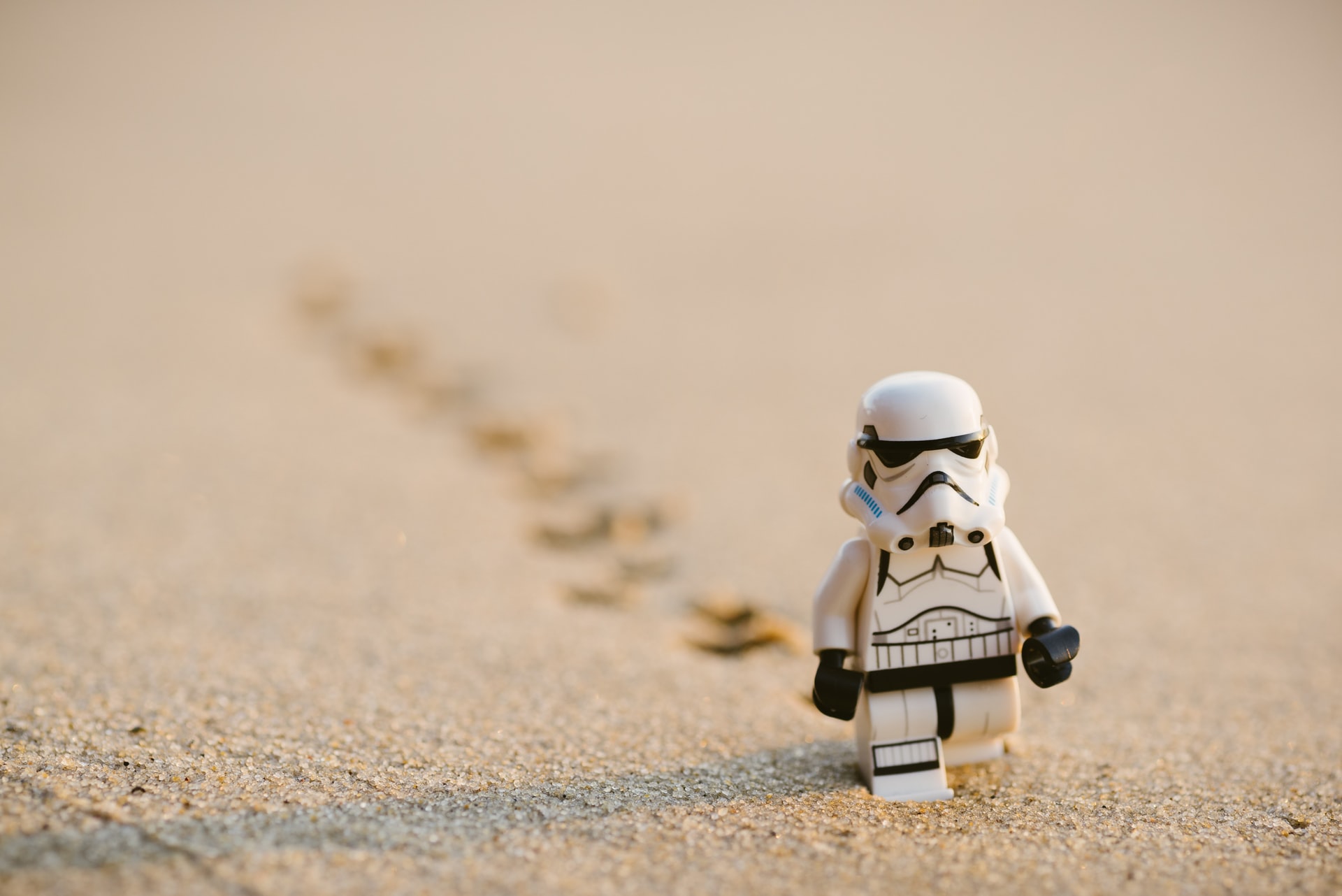 Lego Storm Trooper som går i sanden.