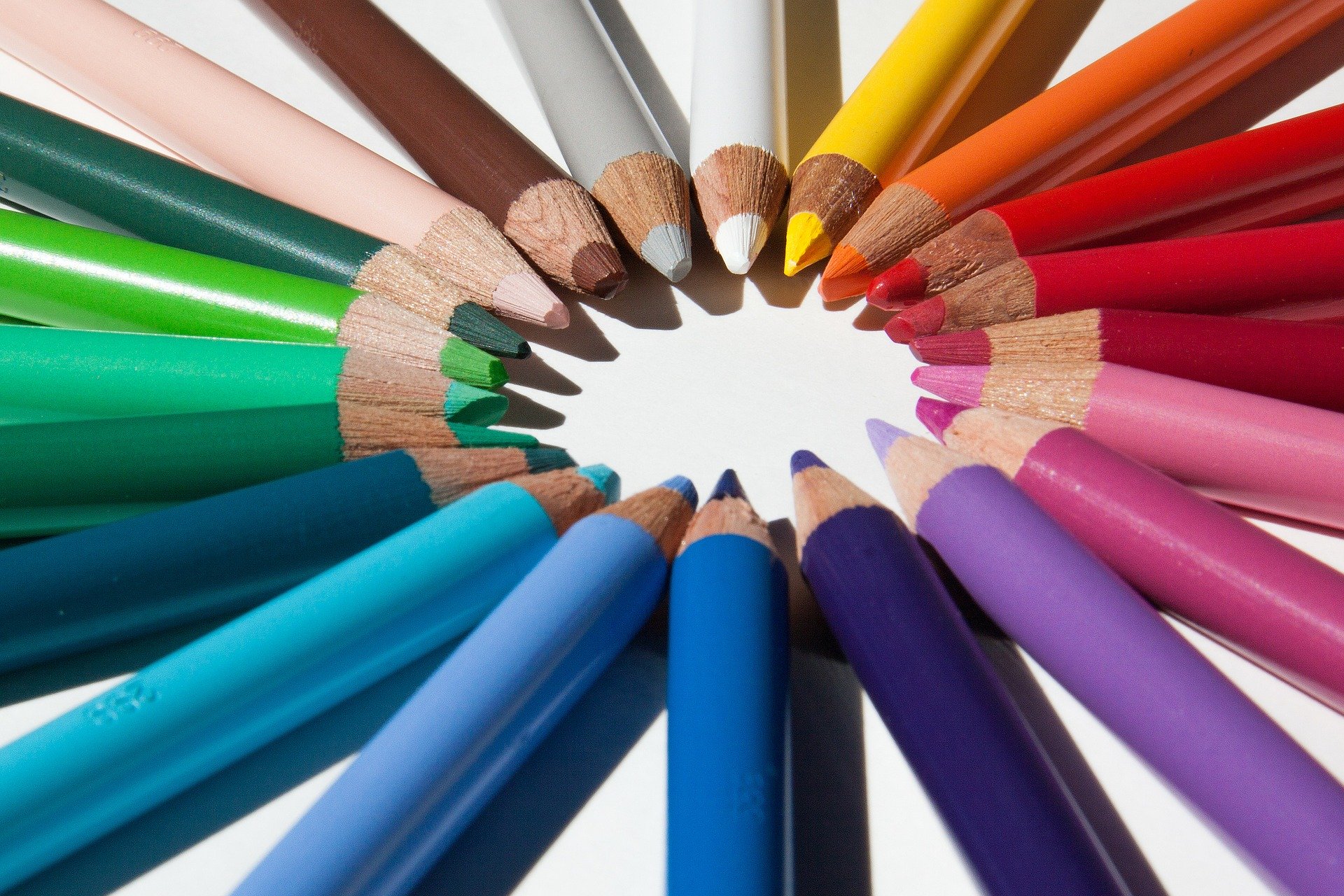 En cirkel med pennor i olika färger.