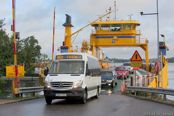 Färjan mellan Slagsta och Jungfrusund med busslinje 350. Foto: Tommy Enefalk